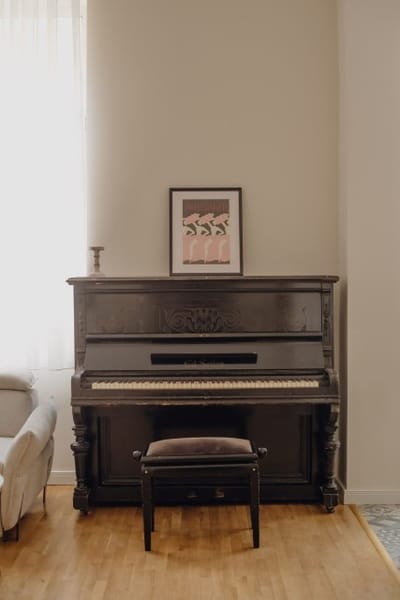 Elegant Escape - High Ceilings, Balcony & Piano