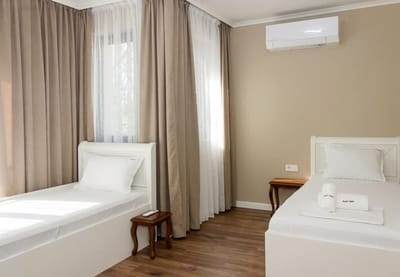 2BD Home In The Heart Of Varna with Parking - Gold