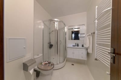 Luxury 2-bedroom apartment by Studenets Center