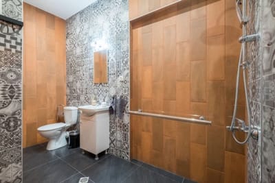 2 BDR & 2 BTHR Funky Apartment / Supreme Location