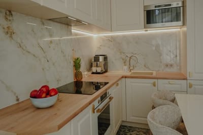 Elegant Escape - High Ceilings, Balcony & Piano