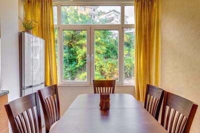 Bright retreat with Balcony & Mountain Views