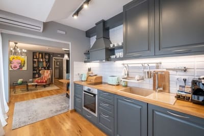 High-end Designer 2BR Aprt + Lift&Balconies