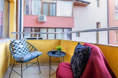 Downtown 1BD Apartment w/ Cosy Balcony