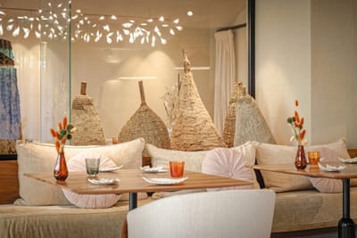 Le Corot restaurant - A Michelin star restaurant in the vaults of the property, with an elegant setting