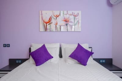 Feel at Home - Central 2BD Flat with Parking