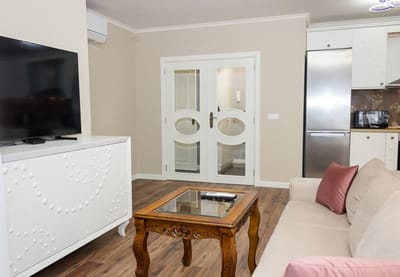 2BD Home In The Heart Of Varna with Parking - Gold