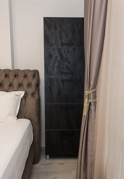 New Black & White Flat 5 Min Away From Sea Garden