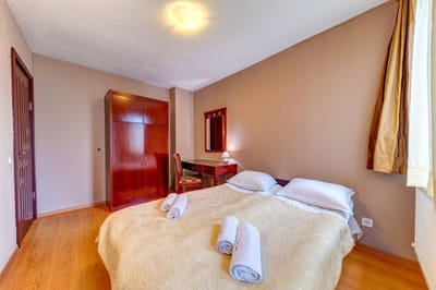 Colorful Retreat  1BD next to the slopes