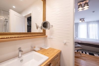 High-end Designer 2BR Aprt + Lift&Balconies