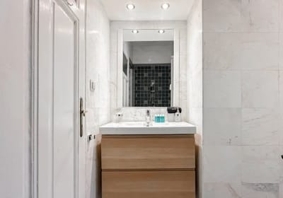 Classic Charm ~ 2BD Central Apartment