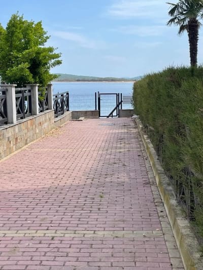 1BD Flat on the Beach with Parking