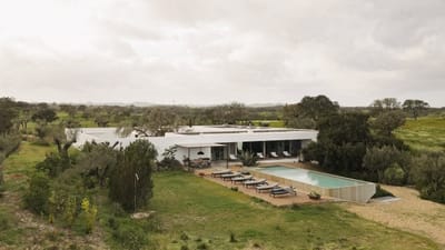 Casa da Volta — Contemporary Walled Villa with Courtyards & Exceptional Natural Light