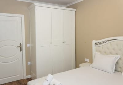 2BD Home In The Heart Of Varna with Parking - Gold