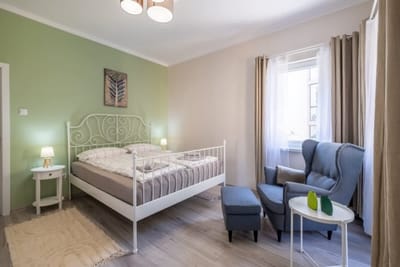 Central Charm  2BD apartment close to NDK