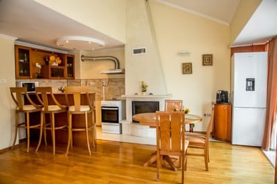 Spacious & Sunny Maisonette w/ Terrace near Centre