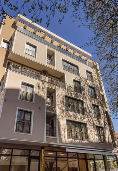 2BD Home In The Heart Of Varna with Parking - Gold