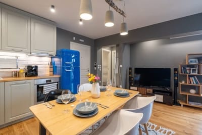 High-end Designer Aprt - AC & Lift & Balcony