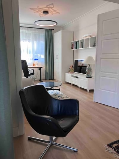 A French affair. With parking, style and elegance.