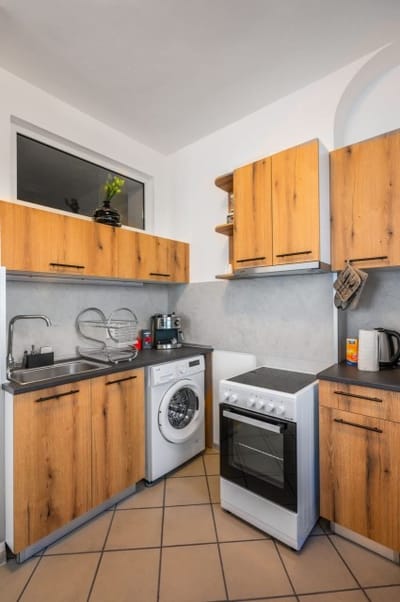 Central 1BD with Workspace & Subway Access