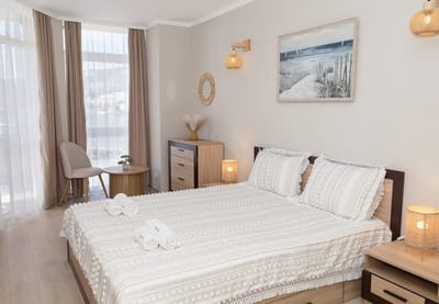 Seaside Bliss: Elegant 1BD with Stunning View