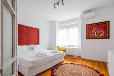 Sofia's Vintage Gem: Spacious 2BD Flat on Solunska