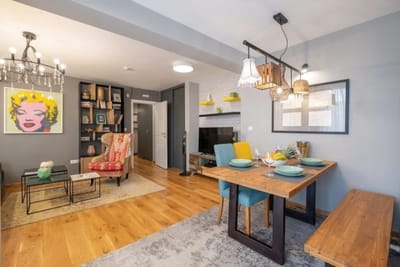 High-end Designer 2BR Aprt + Lift&Balconies