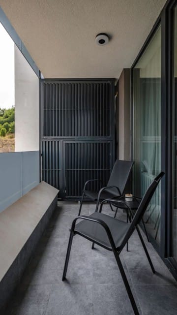 Fresh & Modern Apartment with Balcony