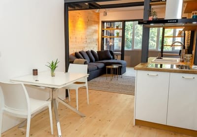 Bright & Spacious Apartment with a Charming Balcon