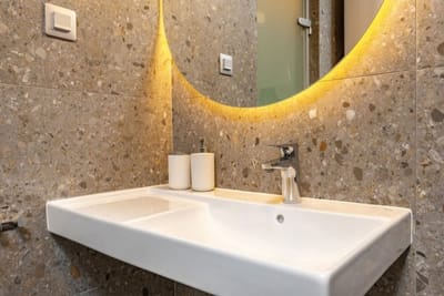 Downtown Modern Studio with Balcony