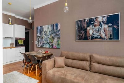 Cozy and Central 2BD Flat - At the Heart of It All