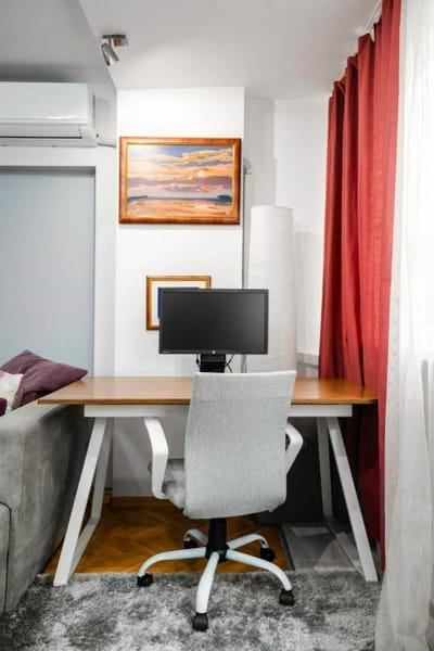 Bright & Central 1BD Flat - Dedicated Work Space