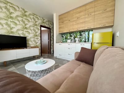 Romantic Getaway 1-BD Apartment with Sea View