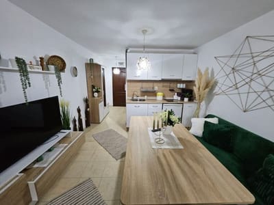 Tropical Chic for Two – Basement Studio  Escape