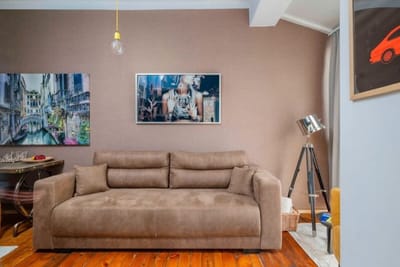 Cozy and Central 2BD Flat - At the Heart of It All