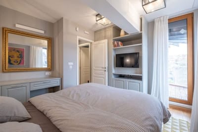 High-end Designer Aprt - AC & Lift & Balcony