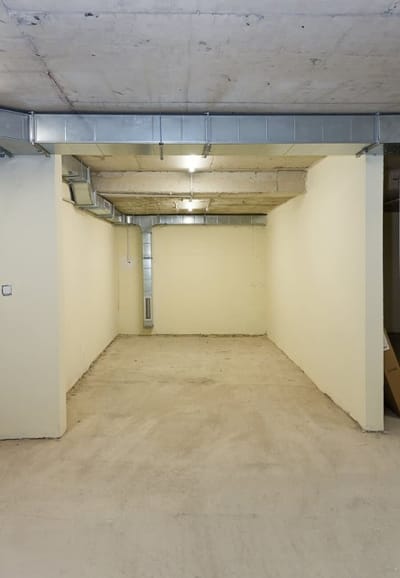 2BD Home In The Heart Of Varna with Parking - Gold