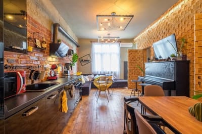 2 BDR & 2 BTHR Funky Apartment / Supreme Location