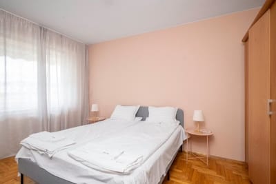 City Haven: Expansive Apartment in Prime Location