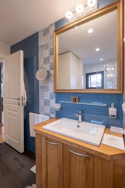 High-end Designer Aprt - AC & Lift & Balcony