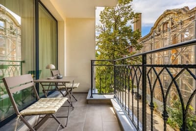 Downtown Modern Studio with Balcony