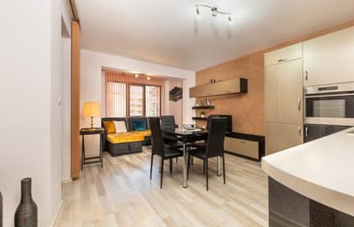 Downtown 1BD Apartment w/ Cosy Balcony