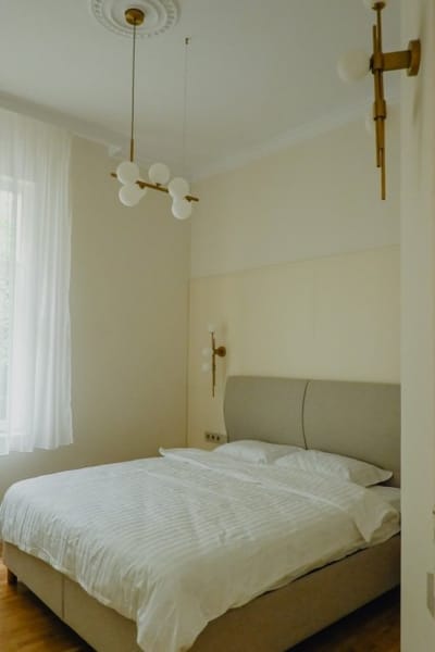 Elegant Escape - High Ceilings, Balcony & Piano