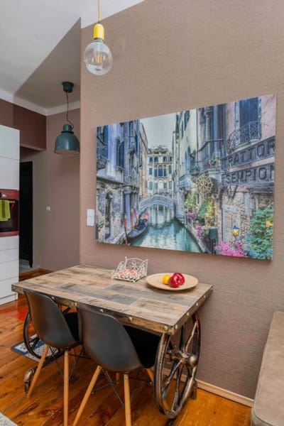 Cozy and Central 2BD Flat - At the Heart of It All