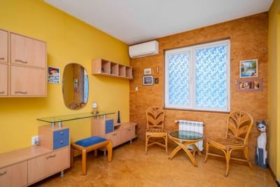 Vintage and Cozy 2BD Apartment in Prime Location