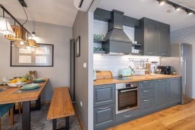 High-end Designer 2BR Aprt + Lift&Balconies