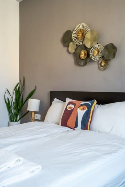 Elegant Getaway Near Iconic Eagles' Bridge