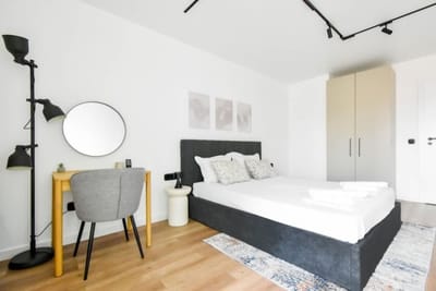 Modern & Quiet 1BR Near Center + Private Parking