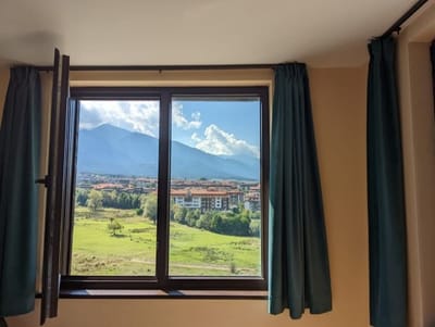 Stylish 2BD Apartment with Panoramic Mountain View