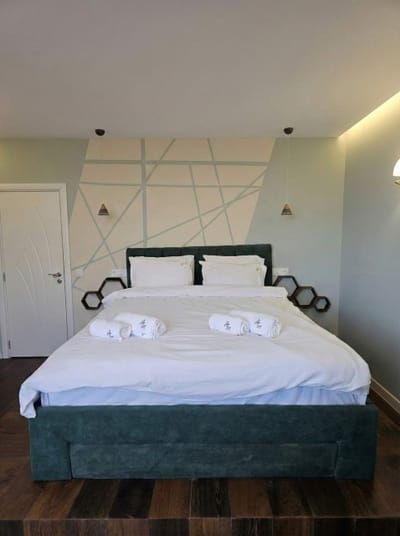 Luxury Apartment with Jacuzzi, River view & Underground Parking